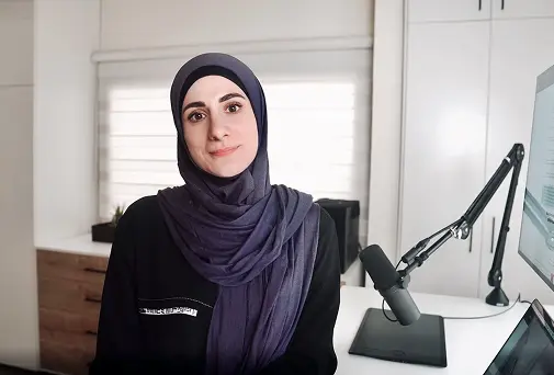 Une photo de sara dans son bureau