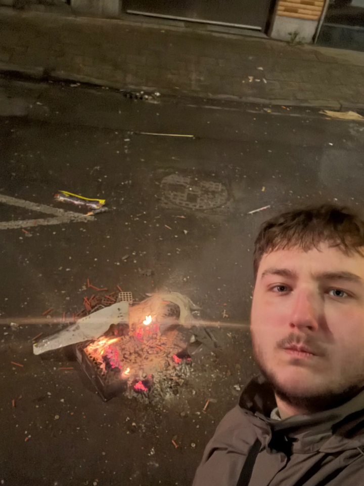 une mangnifique photo de keelan devant un feu de poubelle