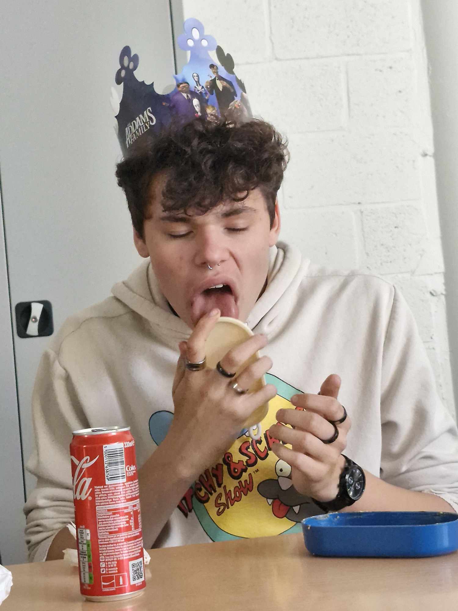 nathan qui mange un tiramisu comme un gourmand